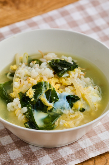 朝食に 卵とわかめの即席スープごはん