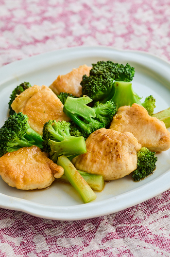 鶏むね肉とブロッコリーの照り焼き炒め