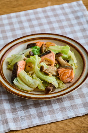 鮭とキャベツのガーリック炒め