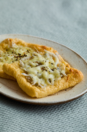 油揚げのしらすチーズピザ風