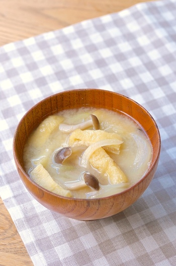 玉ねぎと油揚げのみそ汁