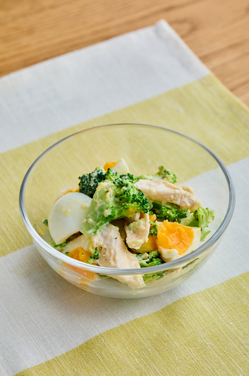 鶏肉とブロッコリーの卵サラダ