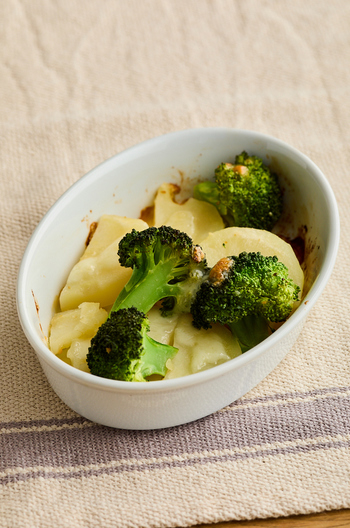 じゃがいもとブロッコリーのチーズ焼き