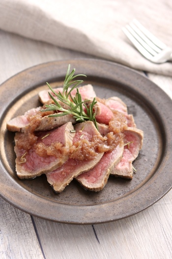 簡単ローストビーフ こく旨玉ねぎソース