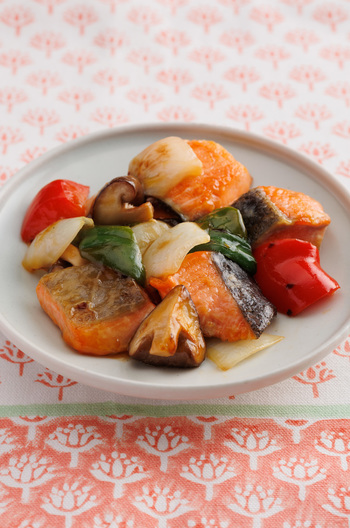 鮭と彩り野菜の甘酢炒め