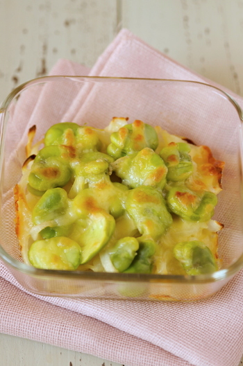 ホクホクそら豆と新玉ねぎのチーズ焼き