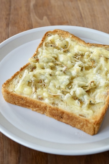 朝食に ちりめんじゃこチーズトースト
