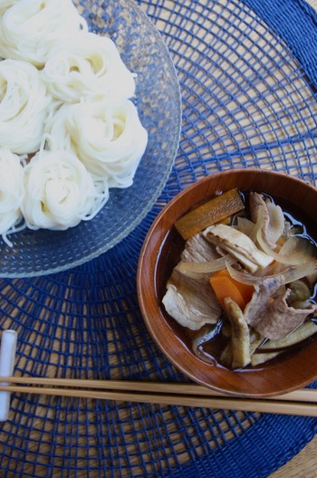 温かいつけ汁で食べる素麺