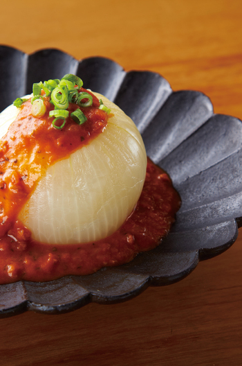 丸ごと玉ねぎのトマトソースがけ