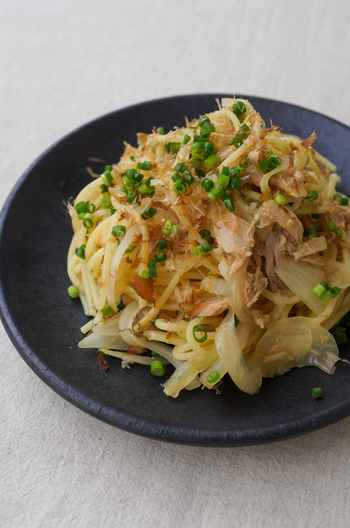 ツナと玉ねぎのにんにく醤油パスタ