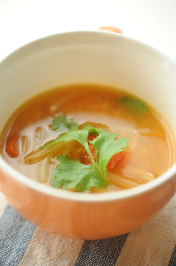 えびとトマトのエスニック風スープ