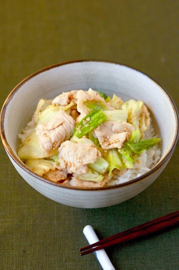 豚肉とキャベツのごまみそ丼