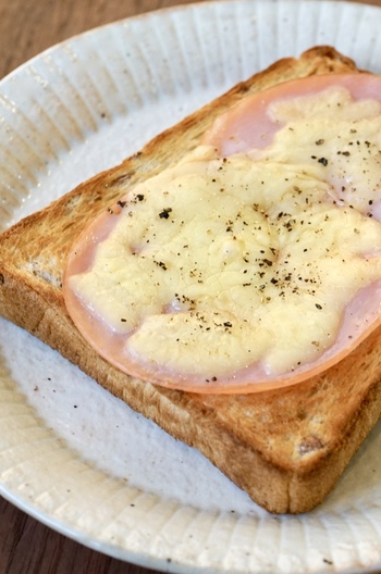 シンプル チーズとハムのトースト