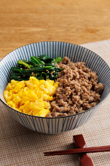 しっとりそぼろの三色丼