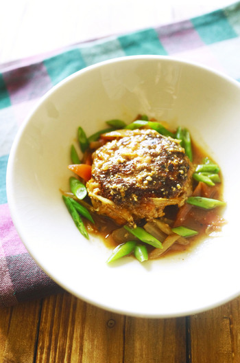 蒸し大豆の和風煮込みハンバーグ