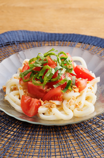 トマトと青じその冷製サラダうどん