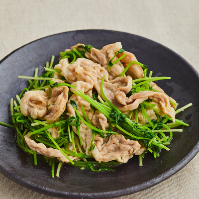 豆苗と豚肉のにんにくしょうゆ炒め