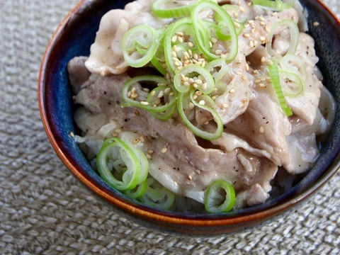 ねぎ塩だれガーリック豚丼