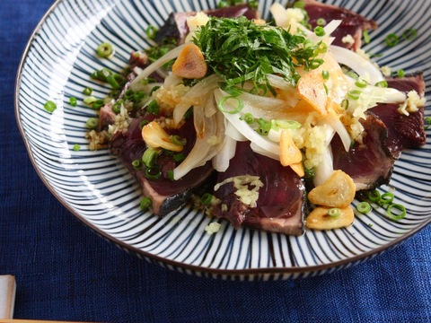 ごま油とにんにく香るかつおのたたき