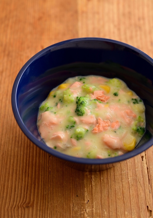 【離乳食・完了期】鮭とブロッコリーのクリームコーン煮