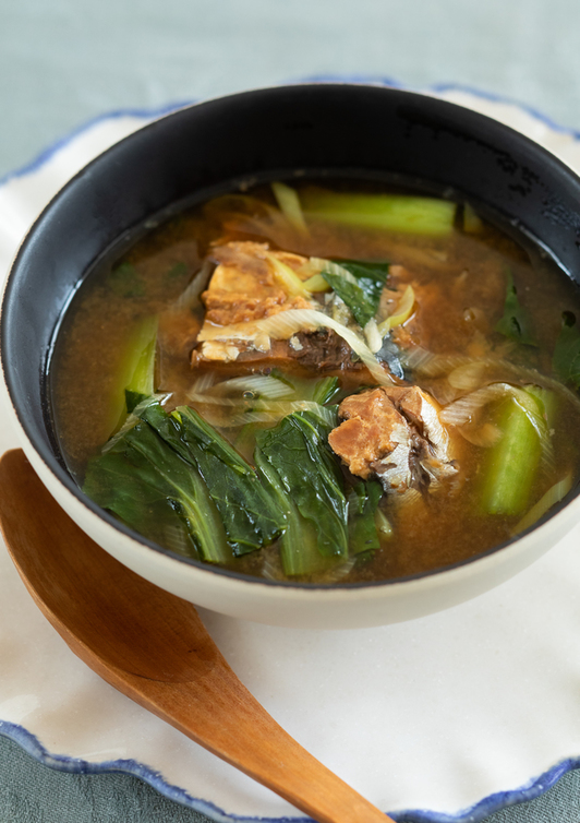 小松菜とさばみそ缶のしょうがスープ