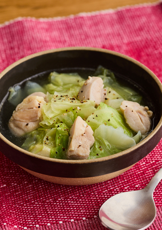 たっぷりキャベツと鶏肉のうま塩スープ