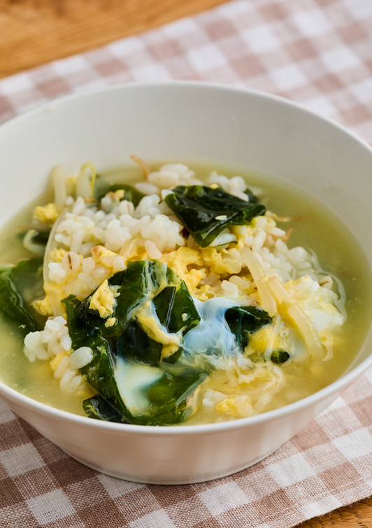 朝食に 卵とわかめの即席スープごはん