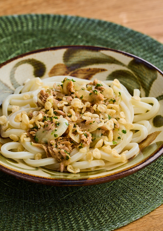 ツナと玉ねぎの揚げ玉うどん