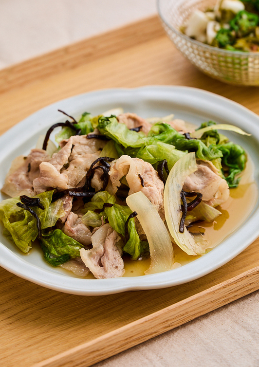 レタスと豚肉の塩昆布蒸し