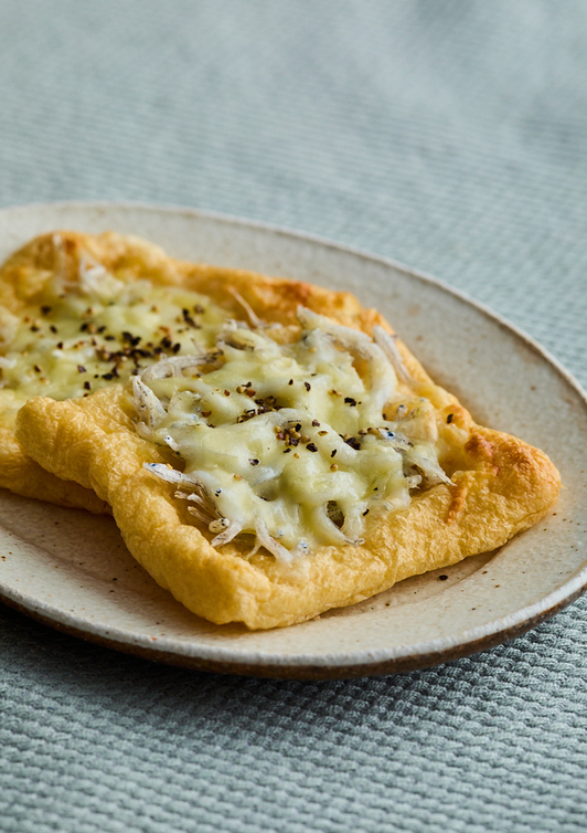 油揚げのしらすチーズピザ風