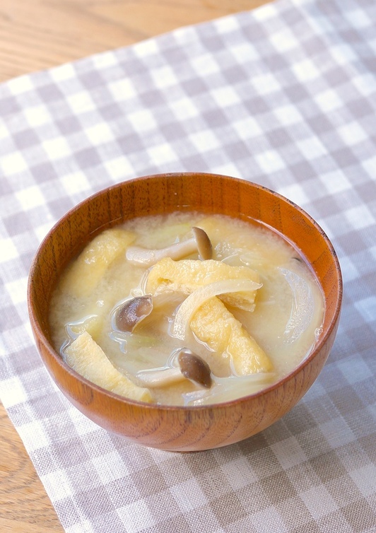 玉ねぎと油揚げのみそ汁