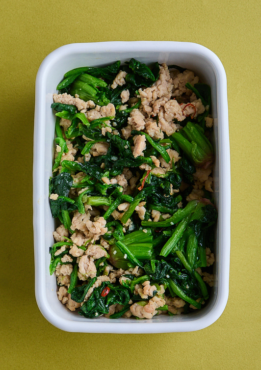 作り置きに ひき肉とほうれん草のしょうゆ炒め