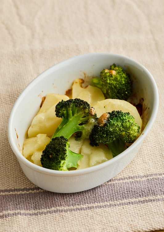 じゃがいもとブロッコリーのチーズ焼き