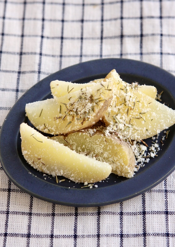 タイム香る新じゃがの粉チーズ和え