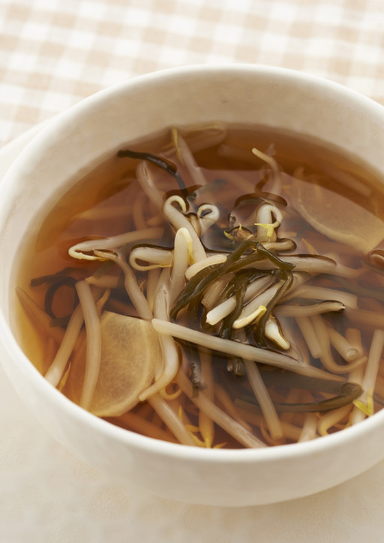 もやしと塩昆布のすっぱスープ