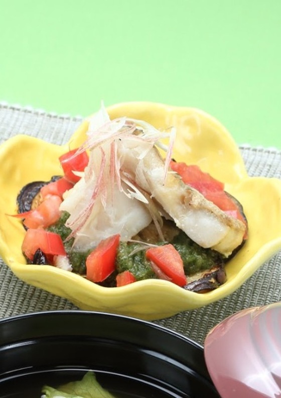 焼きナスの彩りソースがけ