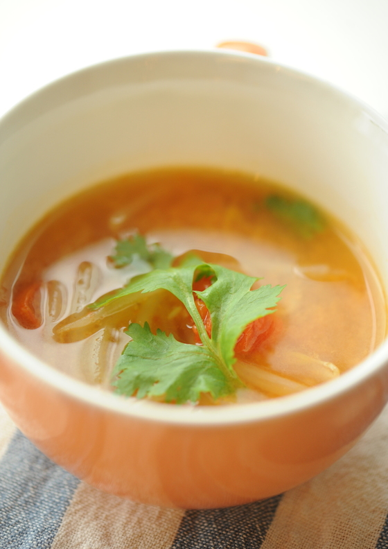 えびとトマトのエスニック風スープ