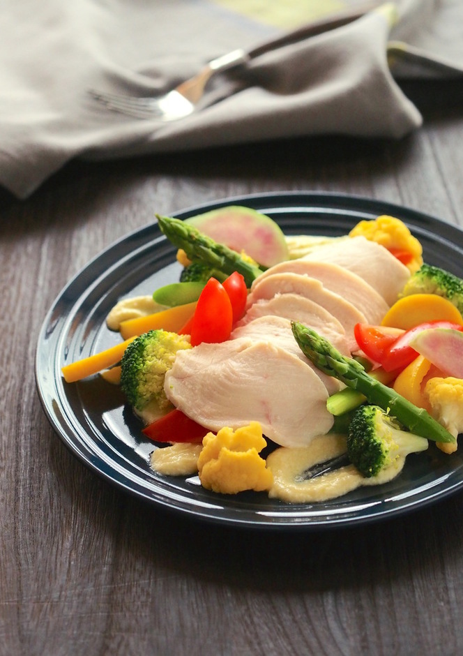 鶏肉と蒸し野菜サラダ　豆腐チーズMCTオイルドレッシング