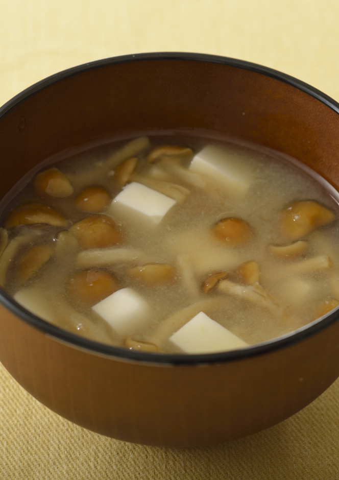 豆腐となめこのシンプル味噌汁