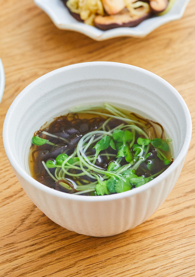 電子レンジで簡単　もずくと貝割れ菜の中華スープ
