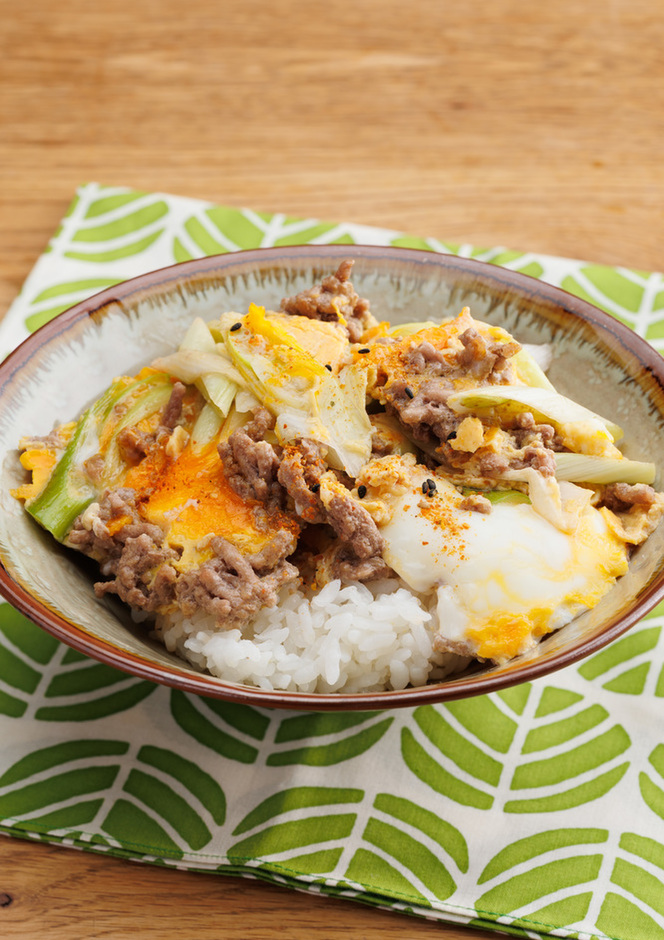 豚ひき肉とねぎの卵とじ丼