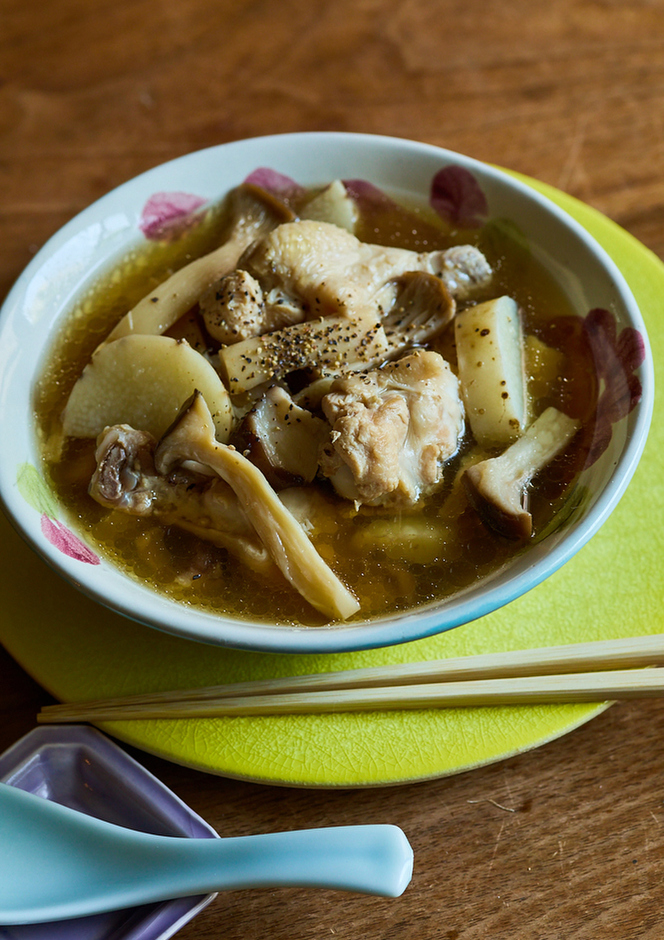 鶏手羽元ときのこと長いものスープ