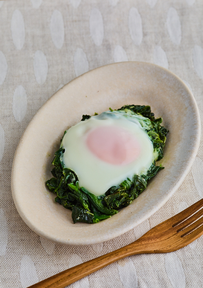 朝食に ほうれん草の巣ごもり卵