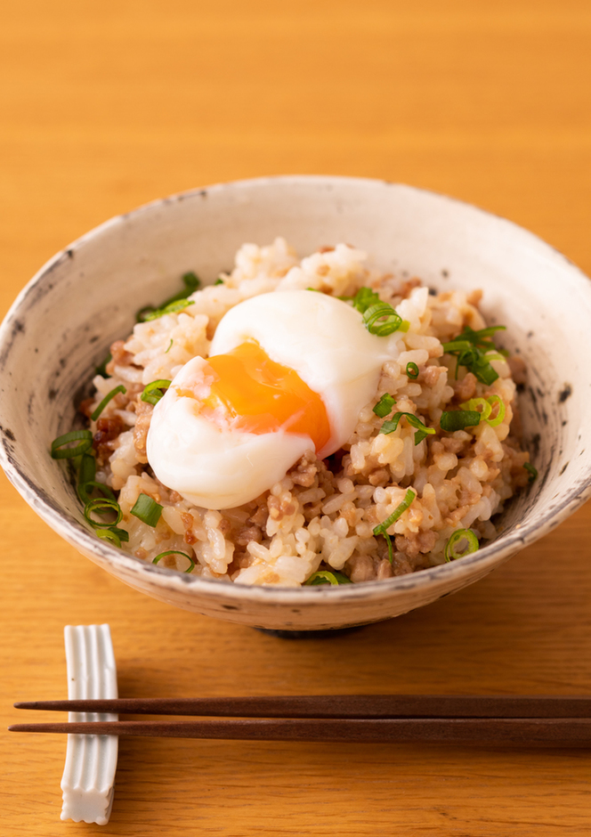 かんたん肉みそ混ぜごはん 温玉のせ