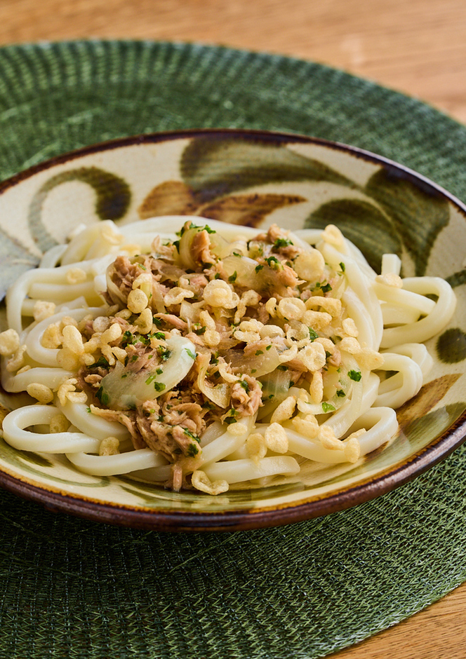 ツナと玉ねぎの揚げ玉うどん