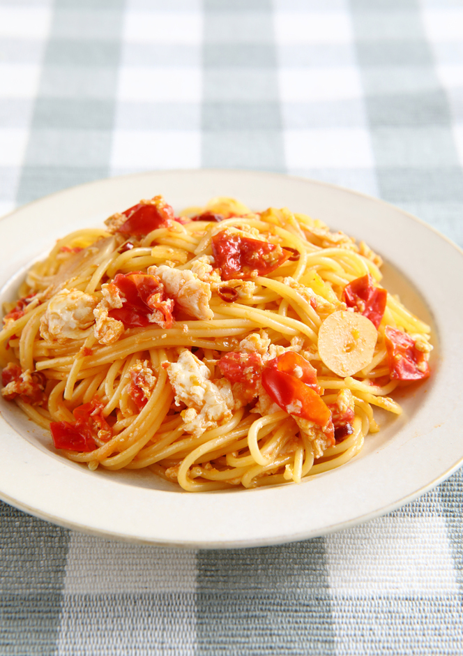 トマトと卵のピリ辛パスタ