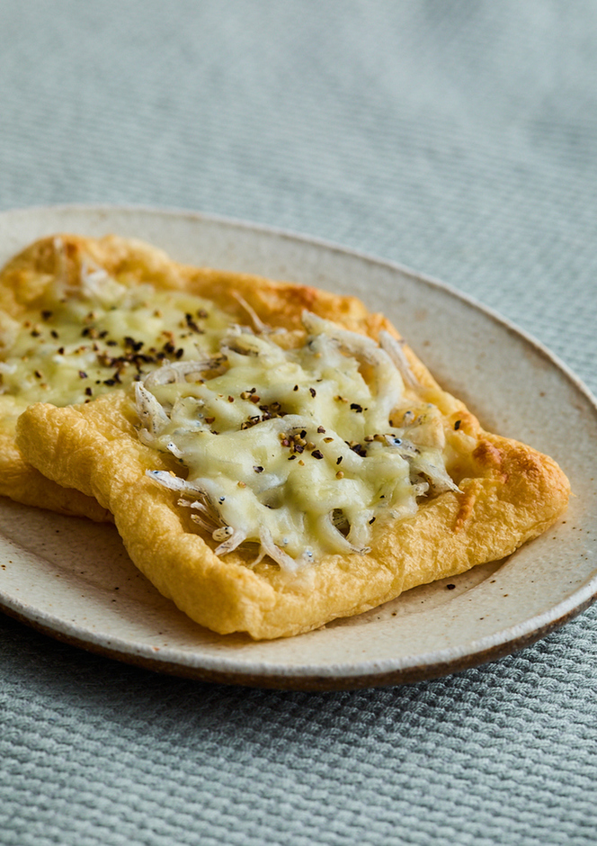 油揚げのしらすチーズピザ風