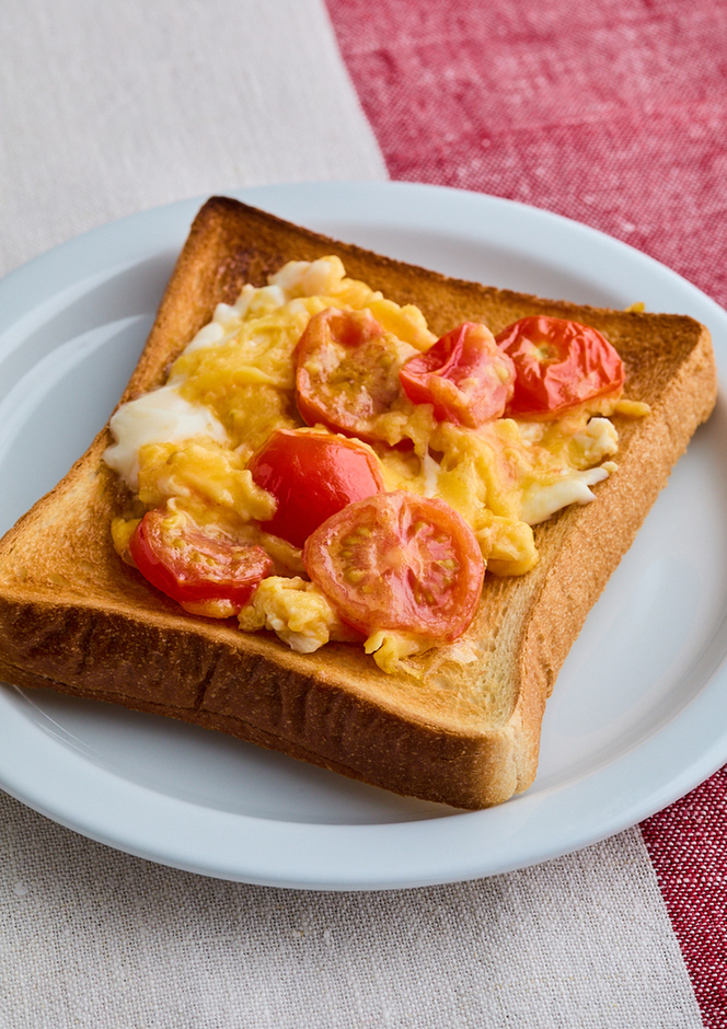 トマトとスクランブルエッグのトースト