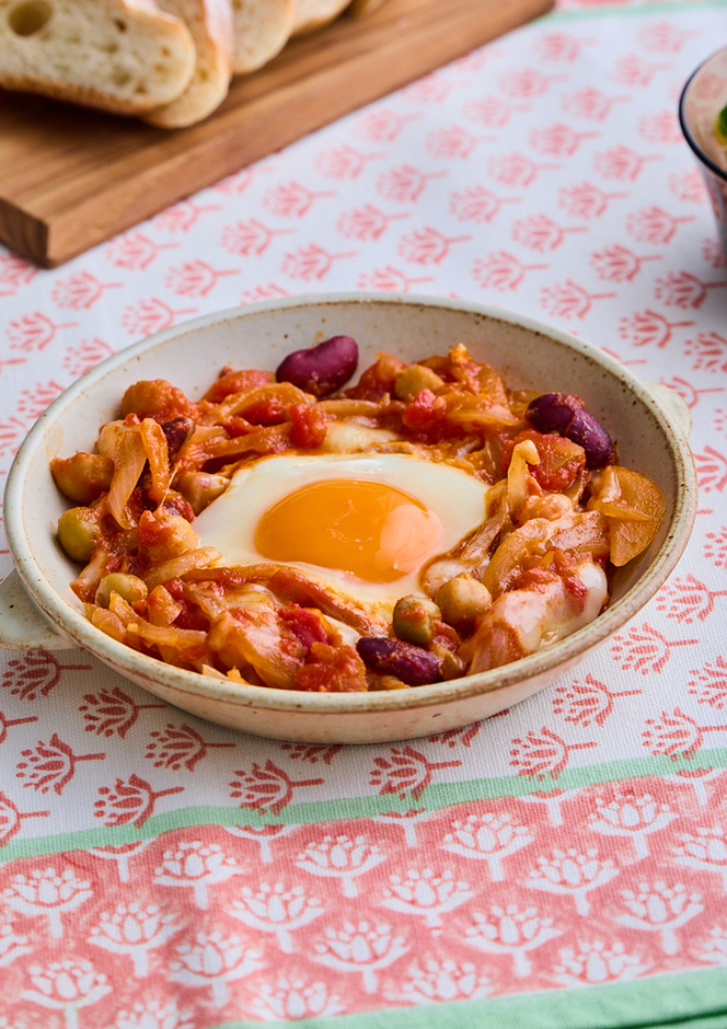 卵と豆のトマト煮
