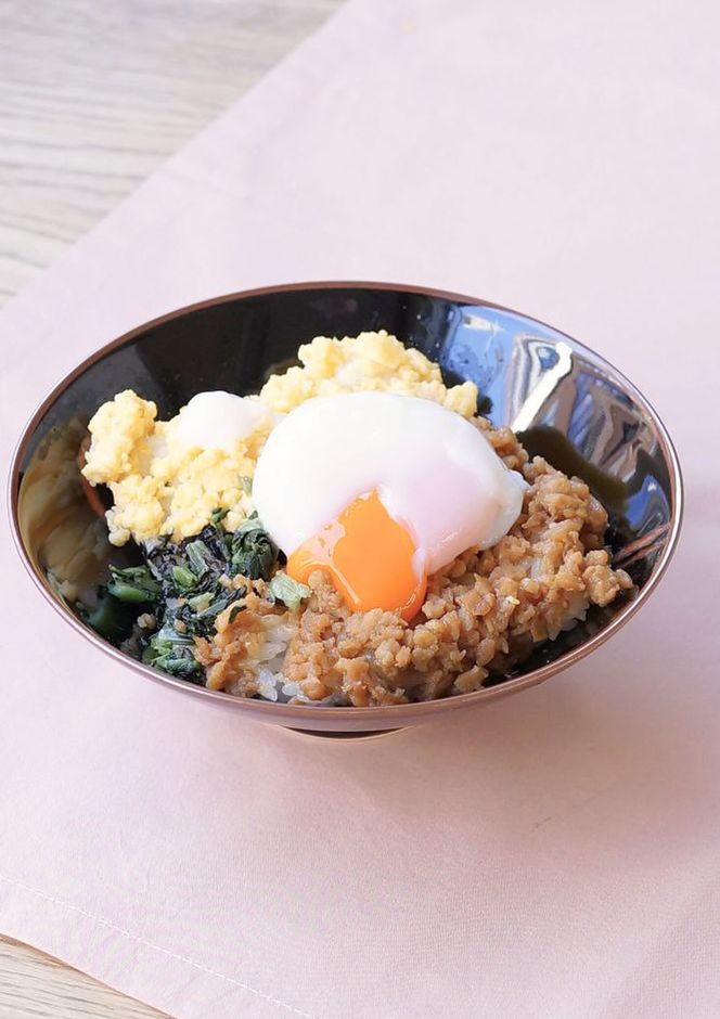 コンビニ食材で　温玉そぼろ丼